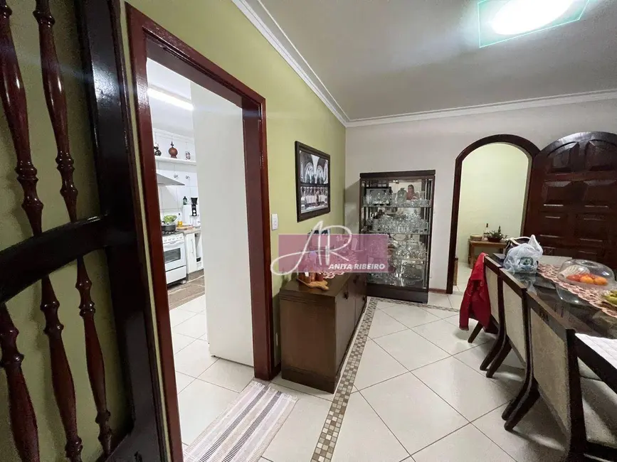 Casa com 9 quartos à venda, 306m2 em Centro, Pouso Alegre - MG - imagem 4 Foto 4 de Casa com 9 quartos à venda, 306m2 em Centro, Pouso Alegre - MG