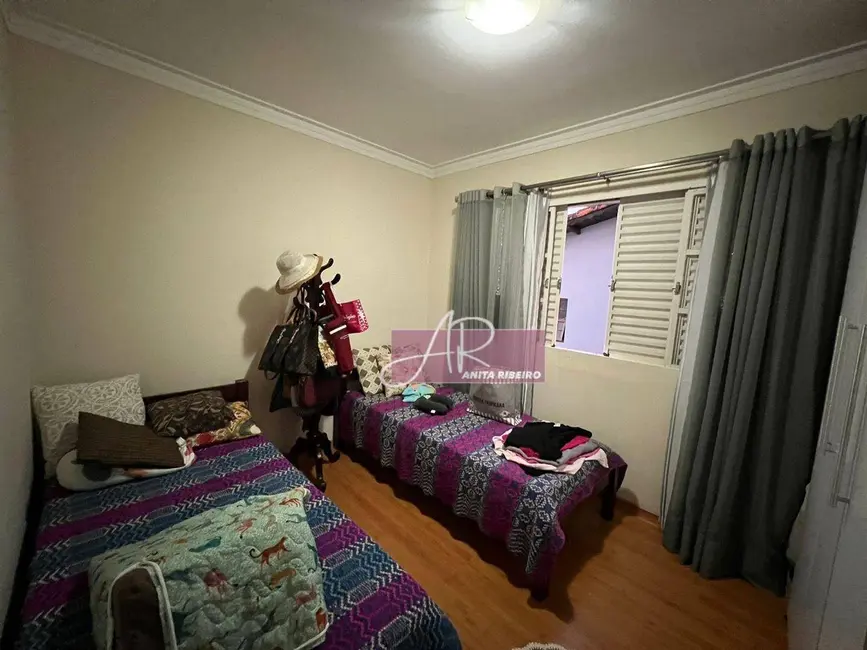 Casa com 9 quartos à venda, 306m2 em Centro, Pouso Alegre - MG - imagem 7 Foto 7 de Casa com 9 quartos à venda, 306m2 em Centro, Pouso Alegre - MG