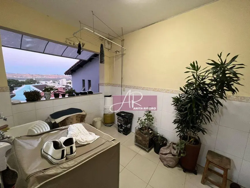 Casa com 9 quartos à venda, 306m2 em Centro, Pouso Alegre - MG - imagem 5 Foto 5 de Casa com 9 quartos à venda, 306m2 em Centro, Pouso Alegre - MG