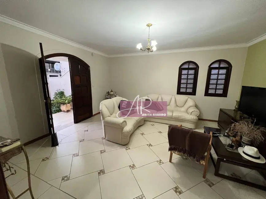Foto 2 de Casa com 9 quartos à venda, 306m2 em Centro, Pouso Alegre - MG