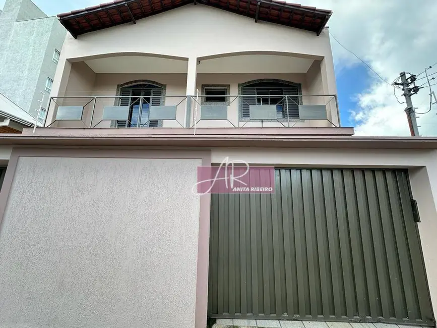 Foto 1 de Casa com 4 quartos à venda, 192m2 em Saúde, Pouso Alegre - MG