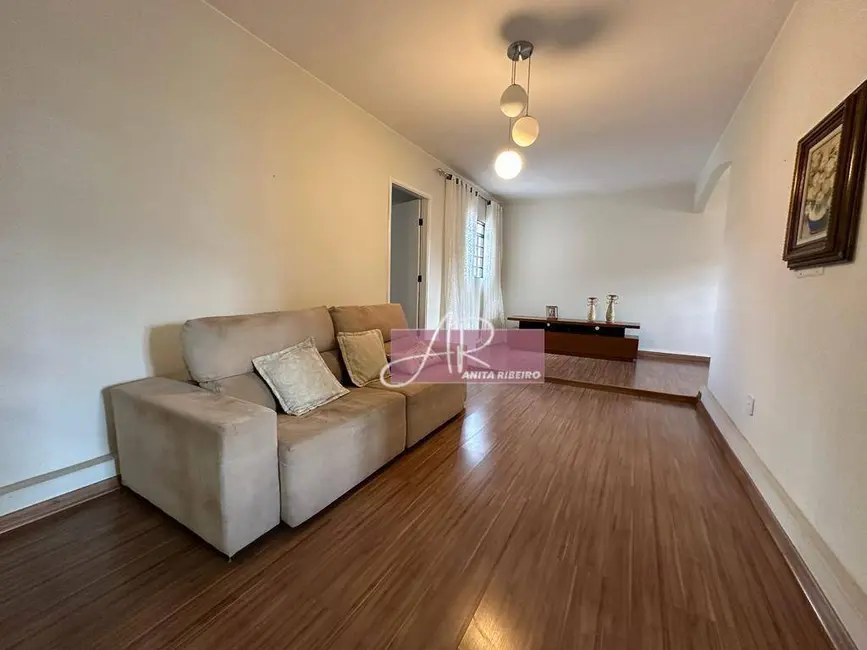 Foto 2 de Casa com 4 quartos à venda, 192m2 em Saúde, Pouso Alegre - MG