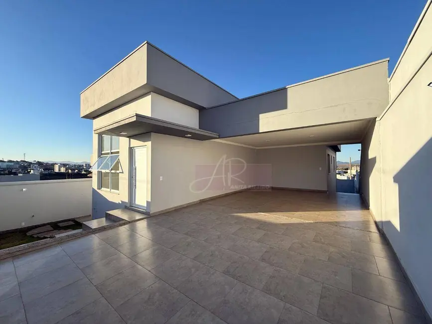 Casa com 3 quartos à venda, 304m2 em Pouso Alegre - MG - imagem 1 Foto 1 de Casa com 3 quartos à venda, 304m2 em Pouso Alegre - MG