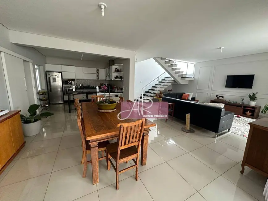 Foto 5 de Casa com 4 quartos à venda, 300m2 em Pouso Alegre - MG