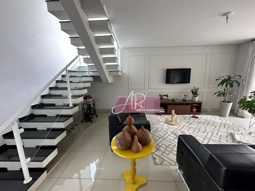 Foto 3 de Casa com 4 quartos à venda, 300m2 em Pouso Alegre - MG