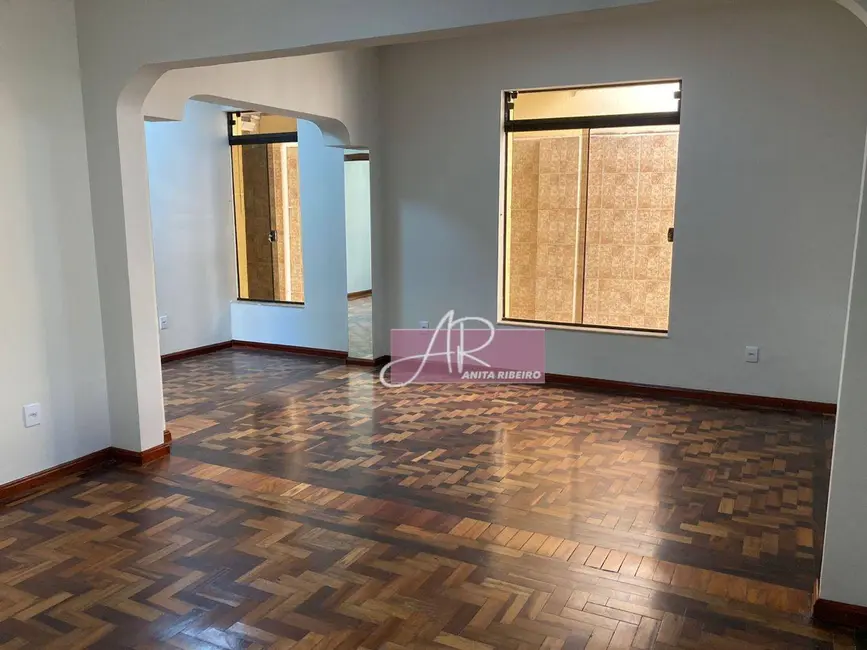 Casa com 4 quartos à venda, 400m2 em Centro, Pouso Alegre - MG - imagem 3 Foto 3 de Casa com 4 quartos à venda, 400m2 em Centro, Pouso Alegre - MG