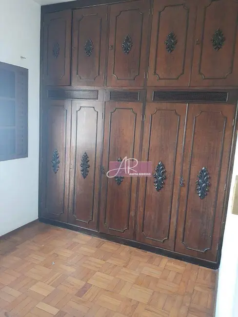 Casa com 4 quartos à venda, 210m2 em Centro, Pouso Alegre - MG - imagem 8 Foto 8 de Casa com 4 quartos à venda, 210m2 em Centro, Pouso Alegre - MG