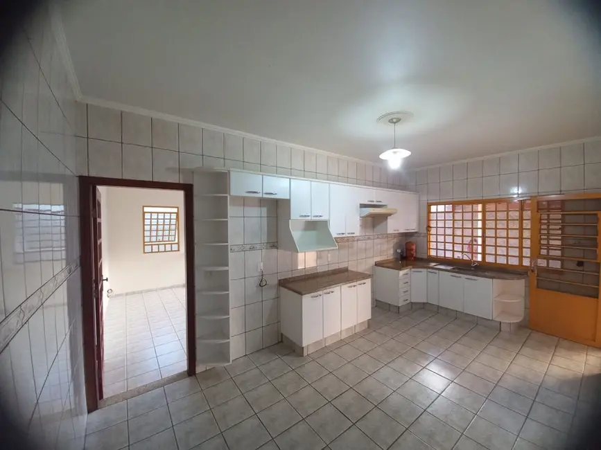 Foto 3 de Casa com 3 quartos à venda, 300m2 em Pouso Alegre - MG