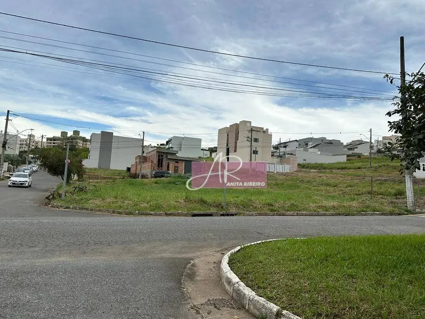 Foto 1 de Terreno / Lote à venda, 305m2 em Pouso Alegre - MG