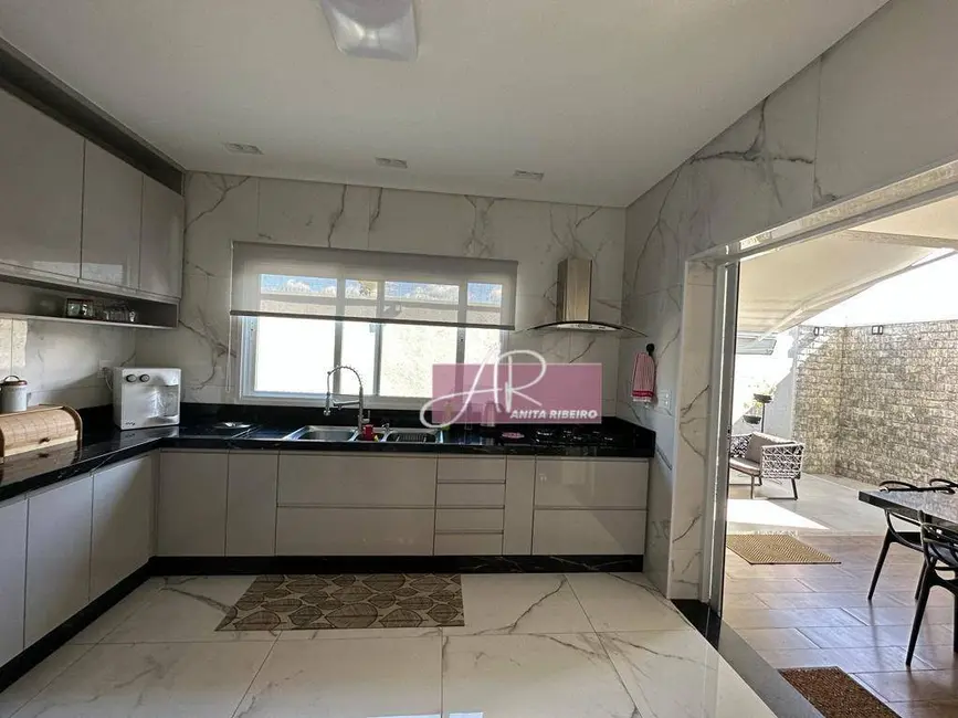 Casa com 4 quartos à venda, 220m2 em Pouso Alegre - MG - imagem 8 Foto 8 de Casa com 4 quartos à venda, 220m2 em Pouso Alegre - MG