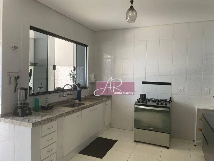 Foto 6 de Casa com 4 quartos à venda, 240m2 em Pouso Alegre - MG