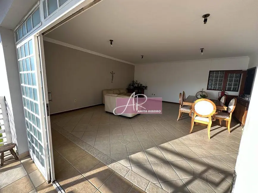 Foto 3 de Casa com 5 quartos à venda, 400m2 em Pouso Alegre - MG