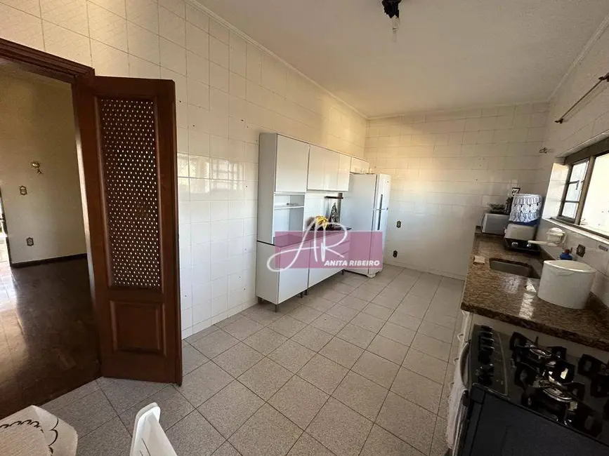 Casa com 6 quartos à venda, 244m2 em Centro, Pouso Alegre - MG - imagem 4 Foto 4 de Casa com 6 quartos à venda, 244m2 em Centro, Pouso Alegre - MG