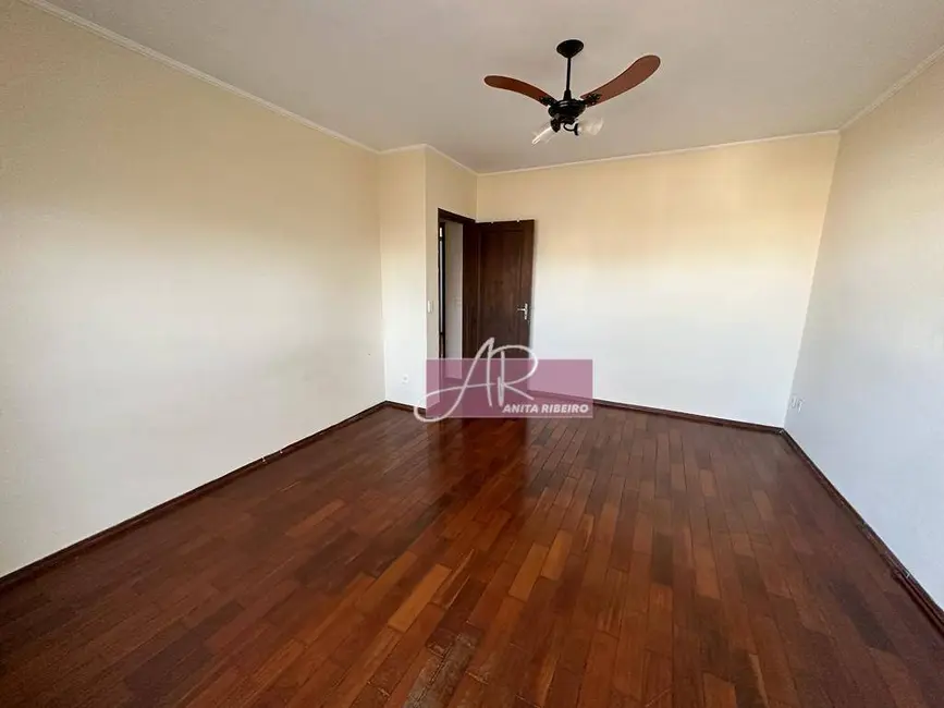 Casa com 6 quartos à venda, 244m2 em Centro, Pouso Alegre - MG - imagem 9 Foto 9 de Casa com 6 quartos à venda, 244m2 em Centro, Pouso Alegre - MG