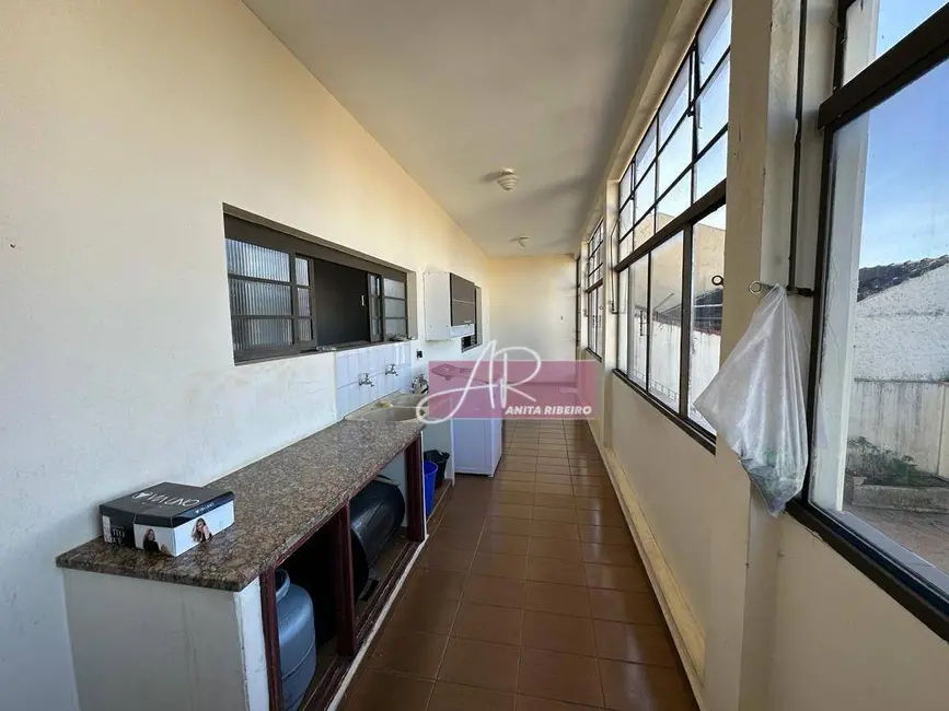 Casa com 6 quartos à venda, 244m2 em Centro, Pouso Alegre - MG - imagem 5 Foto 5 de Casa com 6 quartos à venda, 244m2 em Centro, Pouso Alegre - MG