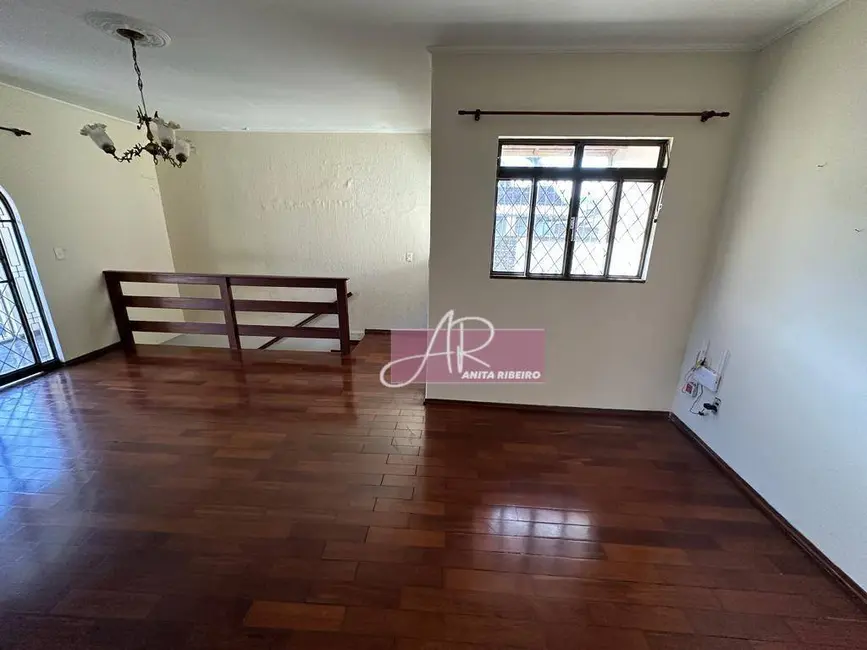 Casa com 6 quartos à venda, 244m2 em Centro, Pouso Alegre - MG - imagem 6 Foto 6 de Casa com 6 quartos à venda, 244m2 em Centro, Pouso Alegre - MG