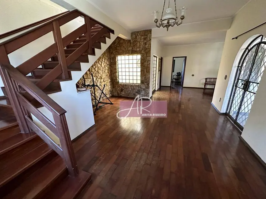 Casa com 6 quartos à venda, 244m2 em Centro, Pouso Alegre - MG - imagem 3 Foto 3 de Casa com 6 quartos à venda, 244m2 em Centro, Pouso Alegre - MG