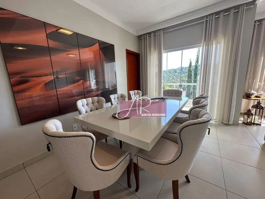 Casa com 3 quartos à venda, 450m2 em Colinas de Santa Bárbara, Pouso Alegre - MG - imagem 4 Foto 4 de Casa com 3 quartos à venda, 450m2 em Colinas de Santa Bárbara, Pouso Alegre - MG