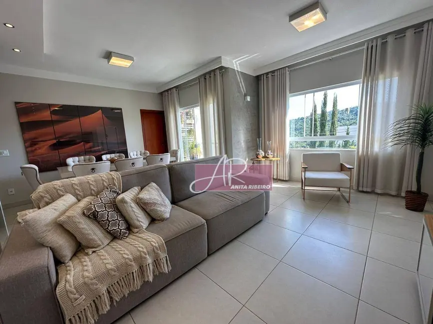 Casa com 3 quartos à venda, 450m2 em Colinas de Santa Bárbara, Pouso Alegre - MG - imagem 2 Foto 2 de Casa com 3 quartos à venda, 450m2 em Colinas de Santa Bárbara, Pouso Alegre - MG