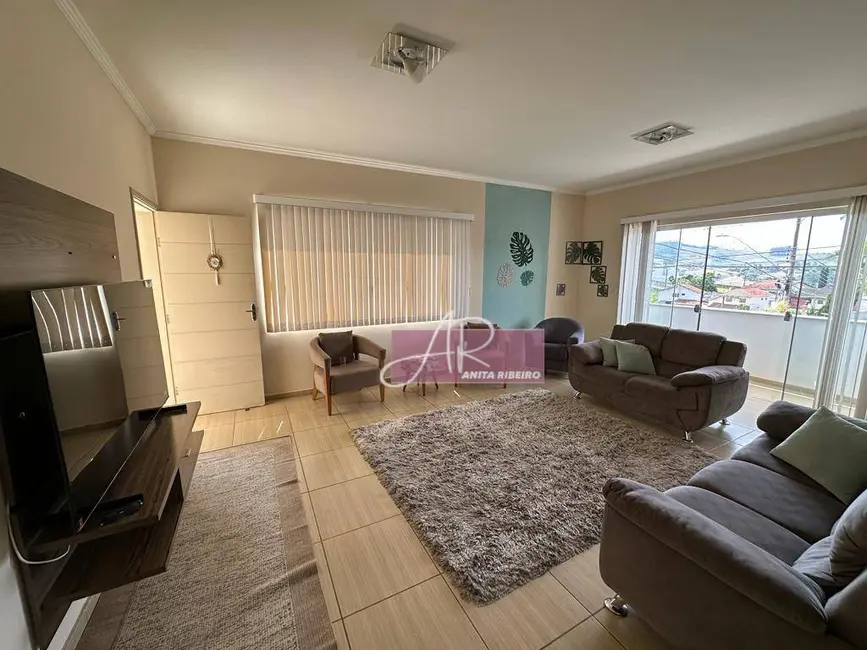 Foto 1 de Casa com 4 quartos à venda, 300m2 em Pouso Alegre - MG