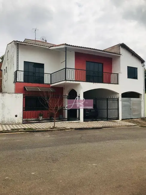 Foto 2 de Casa com 5 quartos à venda, 284m2 em Santo Ivo, Pouso Alegre - MG