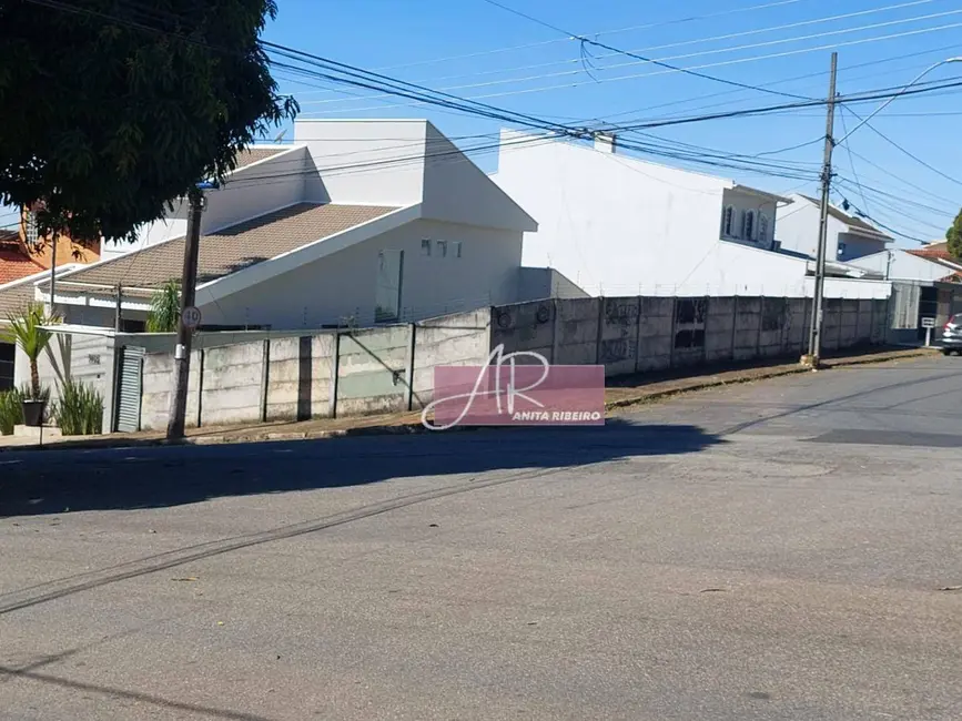 Foto 1 de Terreno / Lote à venda, 335m2 em Pouso Alegre - MG