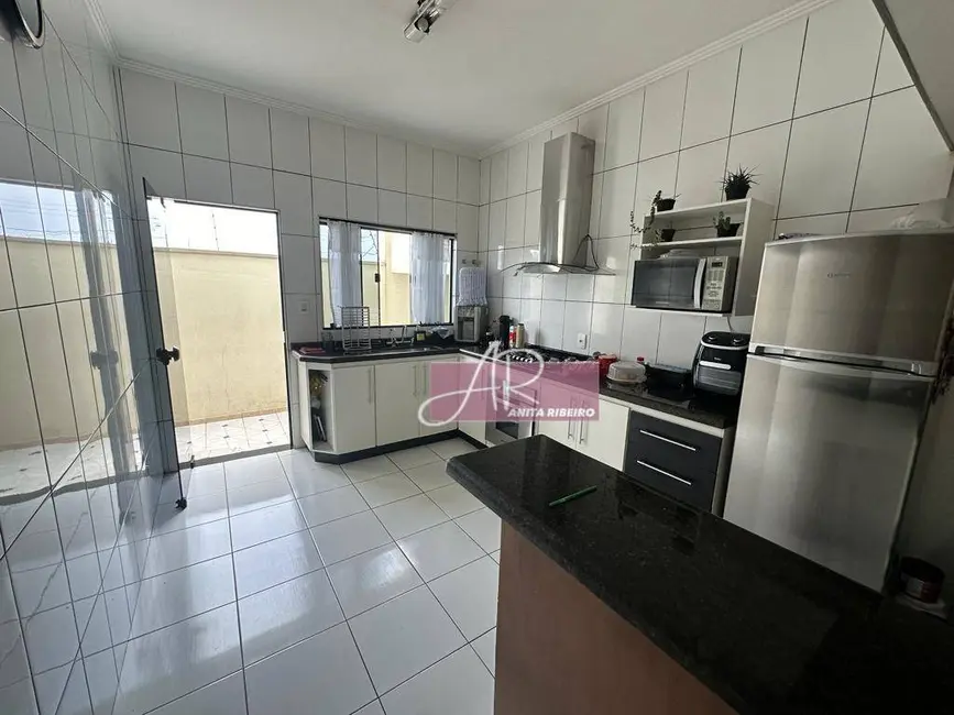 Foto 2 de Casa com 4 quartos à venda, 300m2 em Pouso Alegre - MG