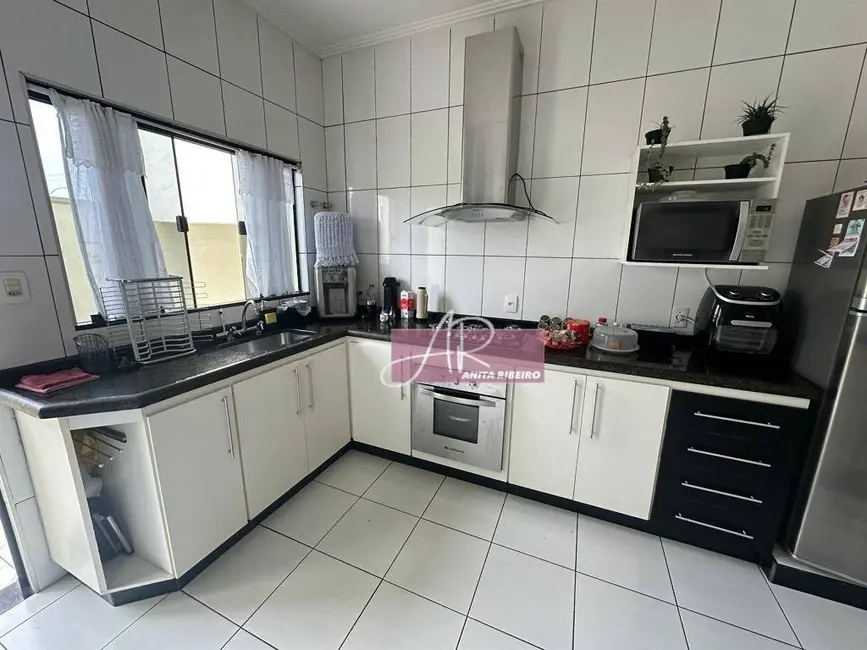 Casa com 4 quartos à venda, 300m2 em Pouso Alegre - MG - imagem 3 Foto 3 de Casa com 4 quartos à venda, 300m2 em Pouso Alegre - MG