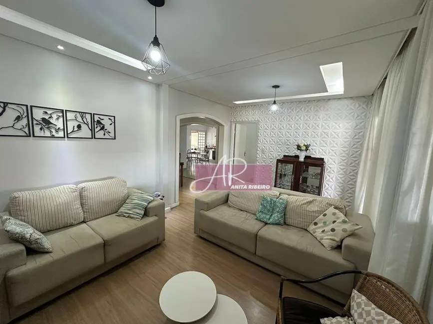Foto 2 de Casa com 4 quartos à venda, 294m2 em Pouso Alegre - MG