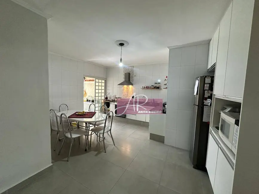 Foto 3 de Casa com 4 quartos à venda, 294m2 em Pouso Alegre - MG