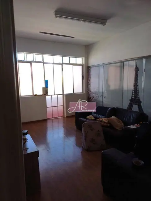 Casa com 6 quartos à venda, 260m2 em Centro, Pouso Alegre - MG - imagem 3 Foto 3 de Casa com 6 quartos à venda, 260m2 em Centro, Pouso Alegre - MG