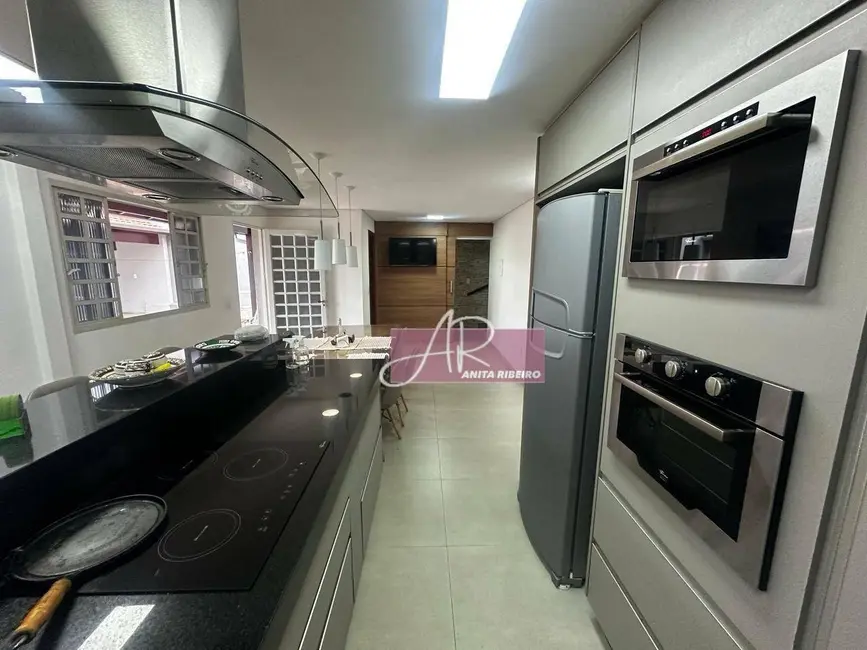 Casa com 4 quartos à venda, 300m2 em Colinas de Santa Bárbara, Pouso Alegre - MG - imagem 5 Foto 5 de Casa com 4 quartos à venda, 300m2 em Colinas de Santa Bárbara, Pouso Alegre - MG