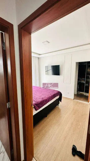 Casa com 3 quartos à venda, 302m2 em Colinas de Santa Bárbara, Pouso Alegre - MG - imagem 8 Foto 8 de Casa com 3 quartos à venda, 302m2 em Colinas de Santa Bárbara, Pouso Alegre - MG