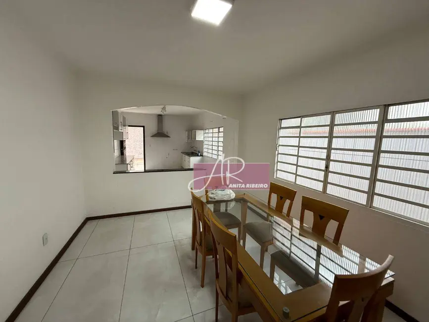 Foto 4 de Casa com 4 quartos à venda, 288m2 em Pouso Alegre - MG
