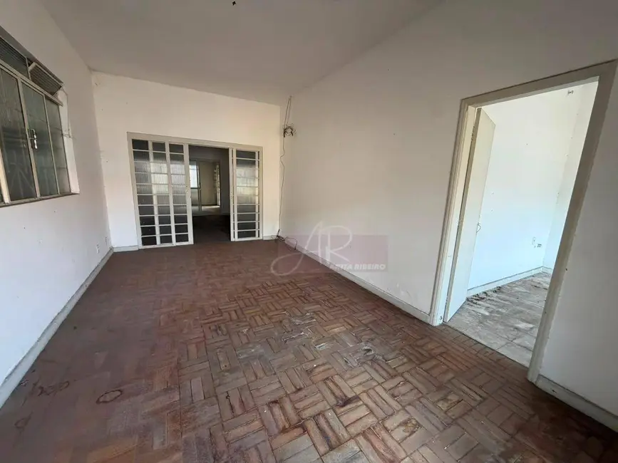 Casa com 5 quartos à venda, 380m2 em Centro, Pouso Alegre - MG - imagem 8 Foto 8 de Casa com 5 quartos à venda, 380m2 em Centro, Pouso Alegre - MG