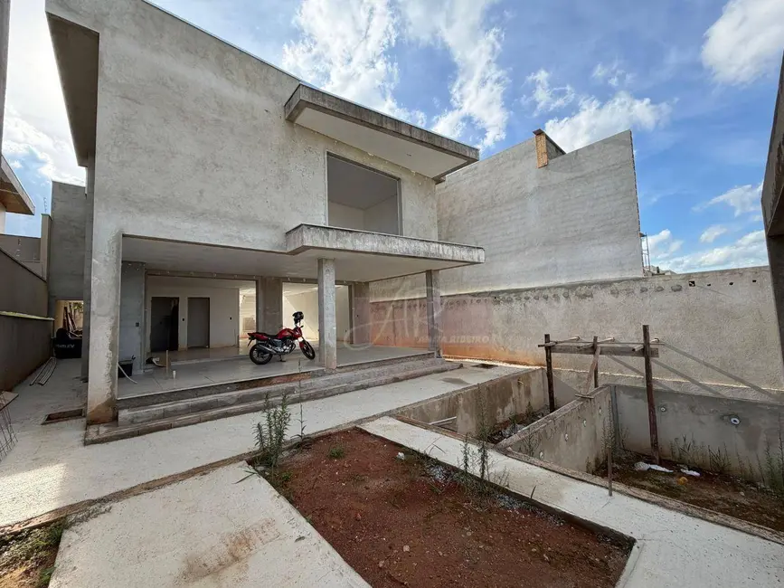 Foto 1 de Casa com 4 quartos à venda, 360m2 em Residencial Astúrias, Pouso Alegre - MG