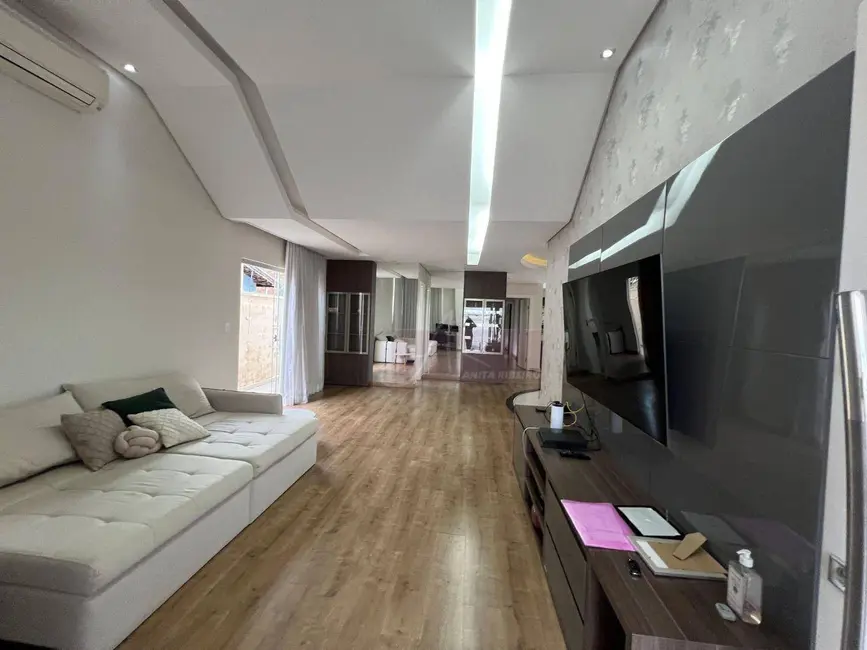 Foto 2 de Casa com 3 quartos à venda, 300m2 em Pousada dos Campos III, Pouso Alegre - MG