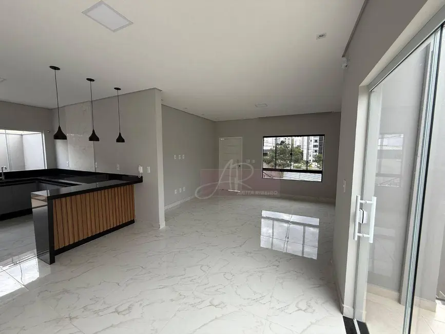 Foto 1 de Casa com 3 quartos à venda, 300m2 em Buritis, Pouso Alegre - MG