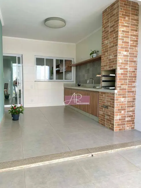 Foto 1 de Casa com 4 quartos à venda, 300m2 em Pouso Alegre - MG
