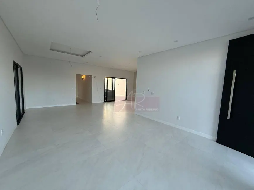 Foto 2 de Casa com 4 quartos à venda, 360m2 em Pouso Alegre - MG