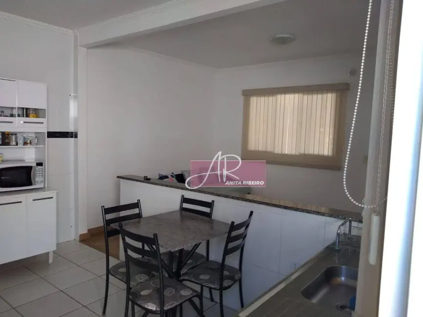 Foto 4 de Casa com 2 quartos à venda, 120m2 em Jardim Califórnia, Pouso Alegre - MG