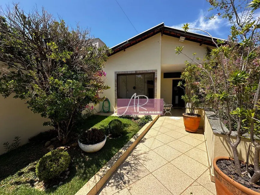 Foto 1 de Casa com 5 quartos à venda, 330m2 em Pouso Alegre - MG