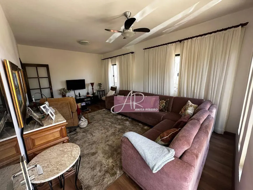 Casa com 5 quartos à venda, 330m2 em Pouso Alegre - MG - imagem 5 Foto 5 de Casa com 5 quartos à venda, 330m2 em Pouso Alegre - MG