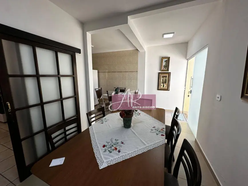 Casa com 5 quartos à venda, 330m2 em Pouso Alegre - MG - imagem 9 Foto 9 de Casa com 5 quartos à venda, 330m2 em Pouso Alegre - MG