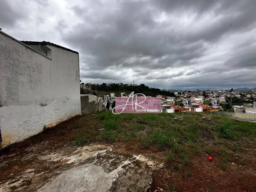 Foto 1 de Terreno / Lote à venda, 300m2 em Pouso Alegre - MG