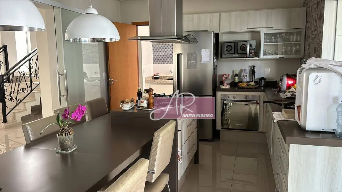 Foto 3 de Casa com 5 quartos à venda, 340m2 em Pouso Alegre - MG