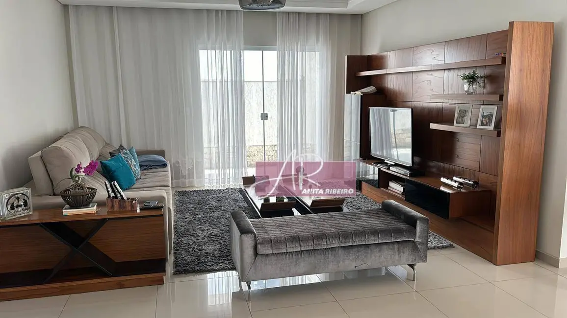 Foto 2 de Casa com 5 quartos à venda, 340m2 em Pouso Alegre - MG