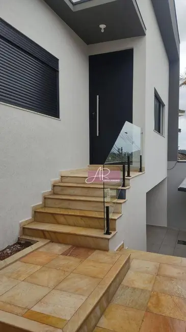 Foto 1 de Casa com 3 quartos à venda, 330m2 em Pouso Alegre - MG