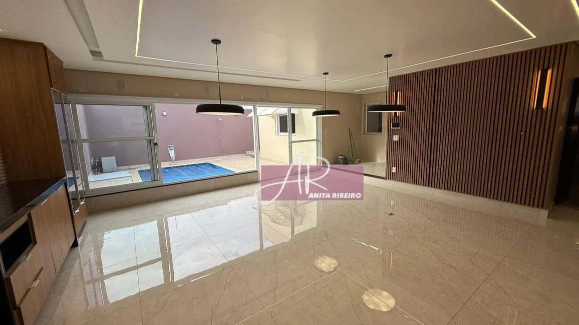 Foto 1 de Casa com 4 quartos à venda, 330m2 em Pouso Alegre - MG