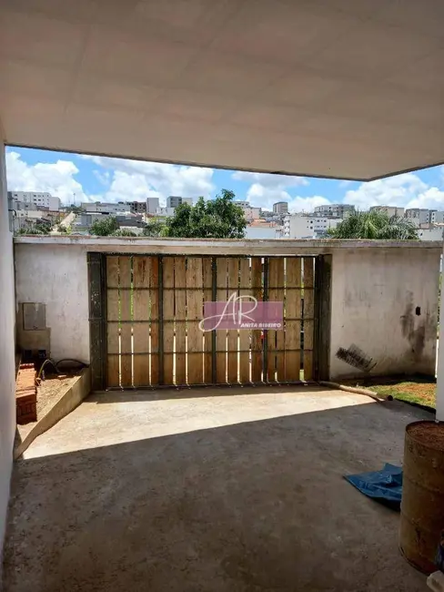 Foto 2 de Casa com 3 quartos à venda, 206m2 em Parque Real, Pouso Alegre - MG